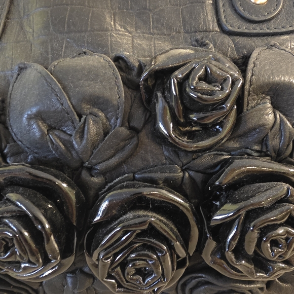 Isabella Fiore Black Leather Kiss-Lock Satchel / Crossbody with 3D Rosettes - Picture 10 of 16